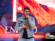 Chitãozinho canta com o filho Enrico em seu primeiro show da carreira